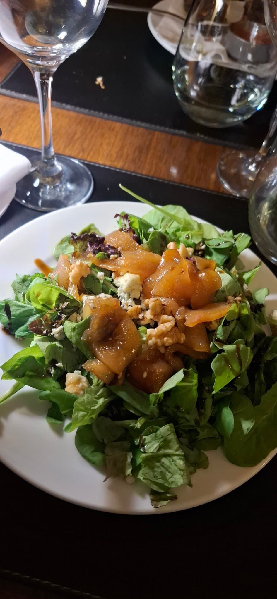Ensalada de rucula, pera y queso azul, con reduccion de acceto balsámico