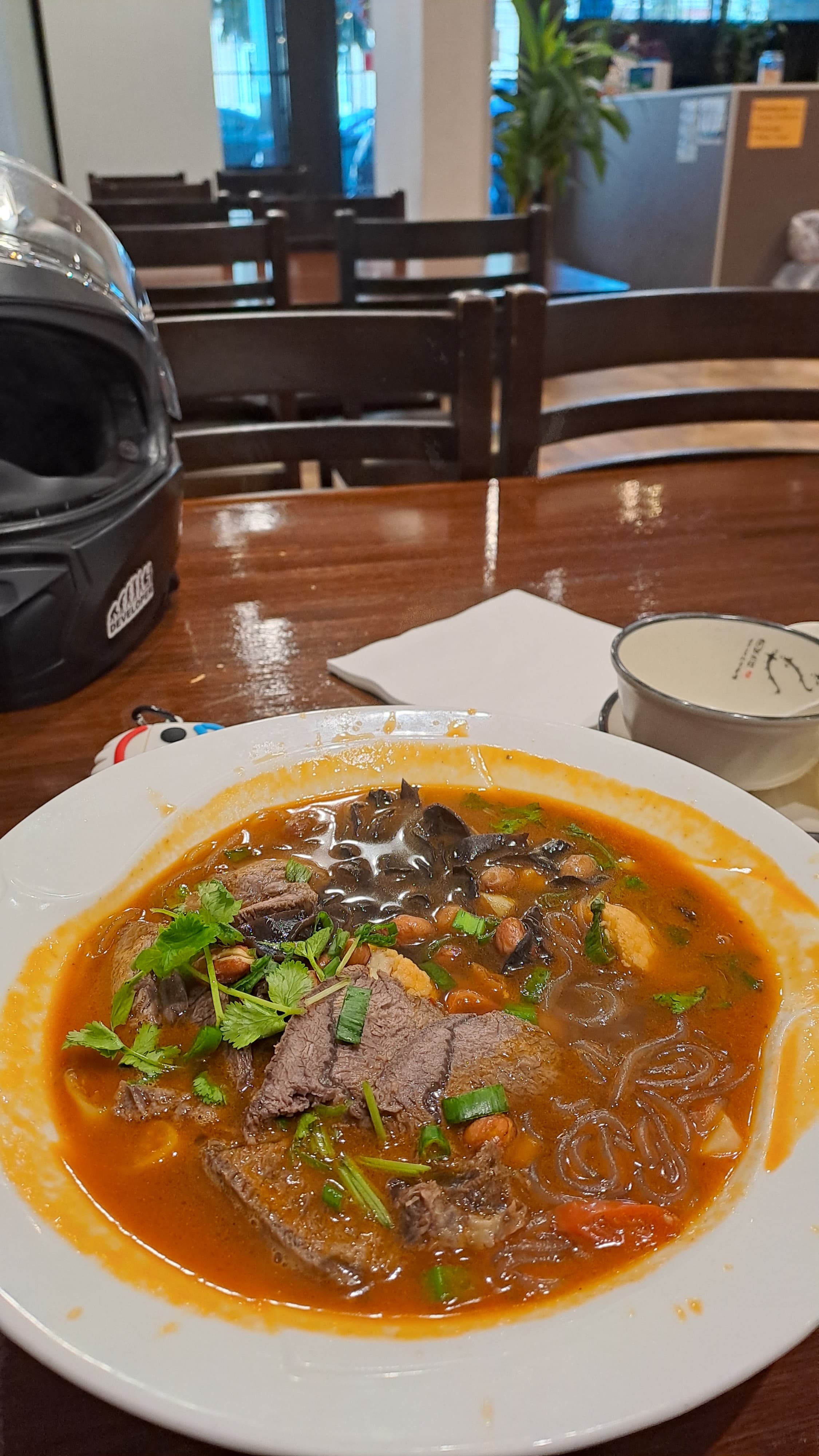Sopa de fideos de mandiocas agripicantes con carne de res