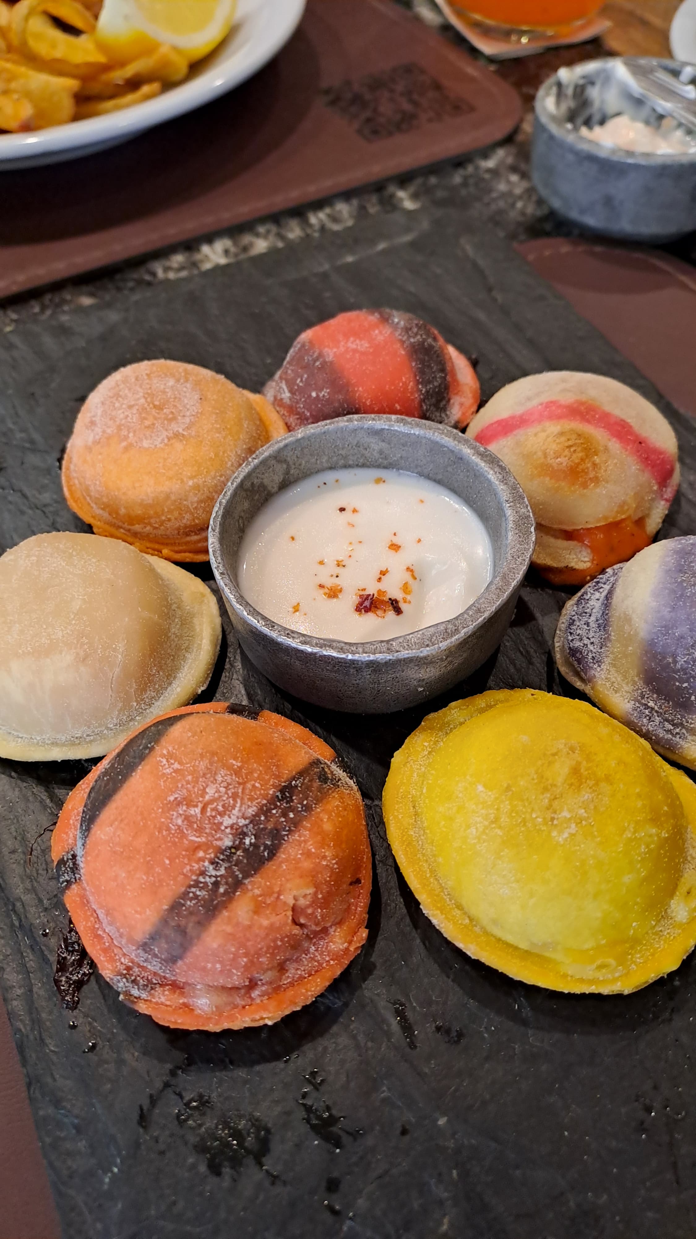 Degustacion de sorrentinos asados en horno de barro
