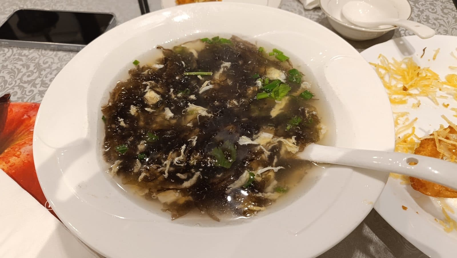 Sopa cremosa de fatchoy y vieira seca