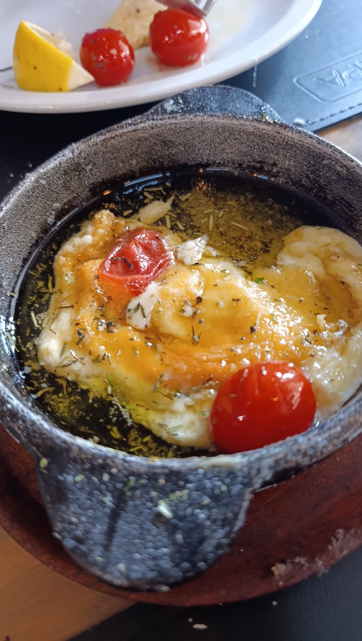 Provoleta con hierbas y tomates confitados
