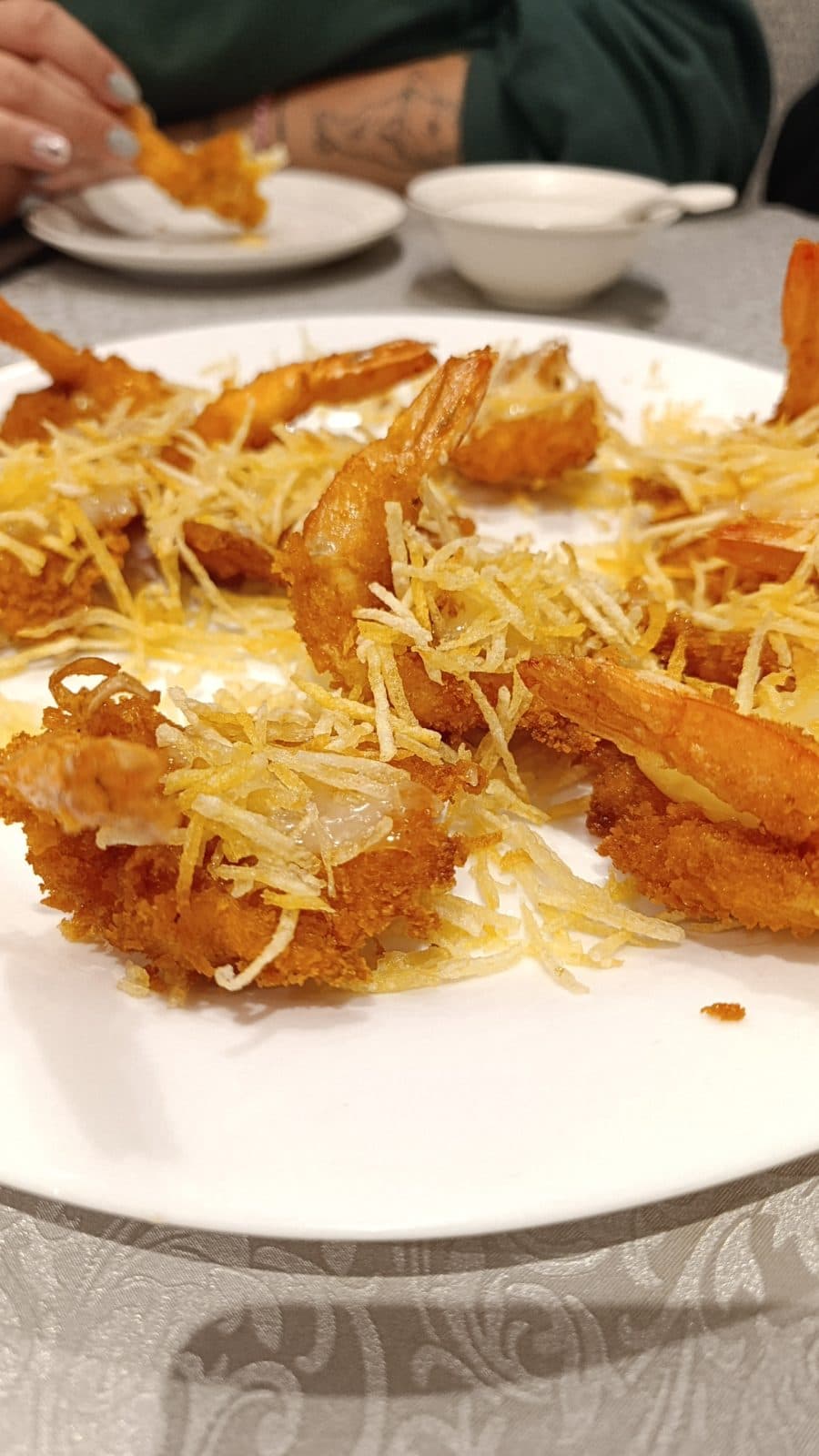Tempura de langostinos con papas y mayonesa